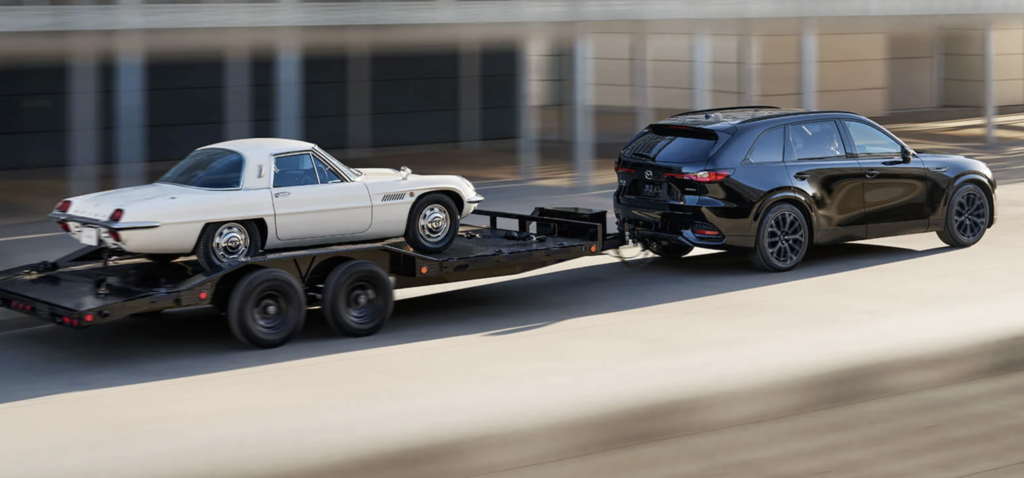 image qui montre la capacité de remorquage du Mazda CX-70. 
Image showing the towing capacity of the Mazda CX-70.