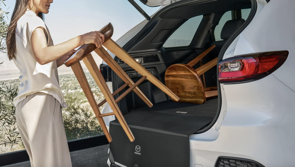 image qui montre l'espace du coffre du Mazda CX-70. 
Image showing the trunk space of the Mazda CX-70.